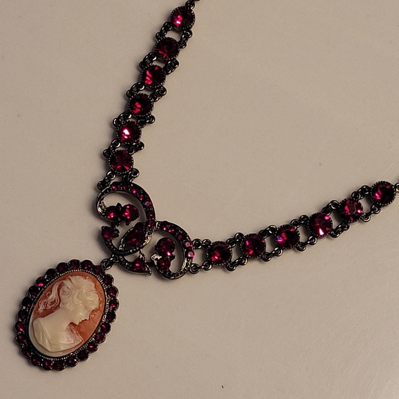 Cameo Pendant With Deep Blood Red Crystals Gunmetal-tone Choker Necklace PoFJ - Picture 9 of 16